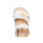 Techno baby sandalia flor en piel blanca, vista cenital con flor de pétalos blancos y centro amarillo y plantilla Conguitos