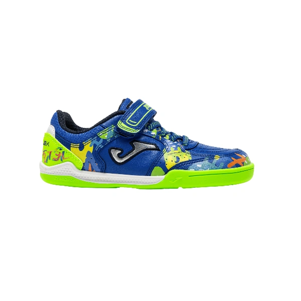 Zapatilla de fútbol sala Joma Top Flex azul con estampado multicolor, velcro y suela verde flúor, vista lateral