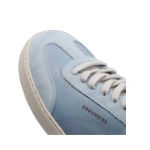 Detalle de la puntera de la zapatilla Groundies Panama Azul, de piel y ante azul claro con cordones y suela crudos