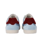 Zapatillas Groundies Panama azul vistas por detrás, con talón de ante granate y suela color crema