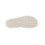 Suela beige de la zapatilla Groundies Panama Azul vista desde abajo, con dibujo de tacos rectangulares y logotipo circular
