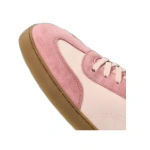 Detalle de la puntera de las zapatillas Groundies Panama Rosa en ante rosa y piel rosa claro con suela color caramelo