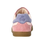 Zapatilla Groundies Panama Rosa vista desde atrás, de ante rosa con talón lila con el logo G y suela color caramelo