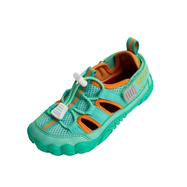 Zapatilla Saguaro Breeze III Azul Cielo de rejilla turquesa con detalles naranjas y cordón elástico, vista lateral