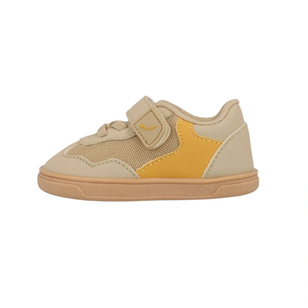 Zapatilla infantil Blanditos Platy Arena en beige con detalle mostaza, velcro y rejilla, vista lateral