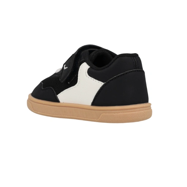 Zapatilla infantil Blanditos Platy Negro con velcro, pieza blanca lateral y suela miel, vista trasera de tres cuartos