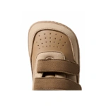 Detalle de la puntera del Muris Petra Mini Dark Brown, con piel marrón perforada y dos tiras de velcro de ante