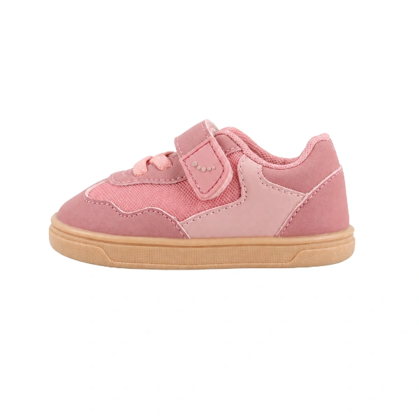 Zapatilla infantil Blanditos Platy Rosa vista de lado, con velcro, cordones elásticos, rejilla y suela color caramelo