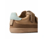 Muris Petra Mini Dark Brown, detalle del talón con refuerzo azul claro, tirador y dos tiras de velcro marrones