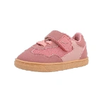 Zapatilla infantil Blanditos Platy Rosa con cierre de velcro, cordones elásticos y suela color caramelo, vista lateral