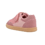 Zapatilla infantil Blanditos Platy Rosa vista desde atrás, con cierre de velcro, rejilla y suela color caramelo