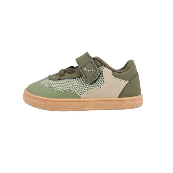 Zapatilla infantil Blanditos Platy Verde con velcro y cordones, rejilla beige y suela caramelo, vista lateral