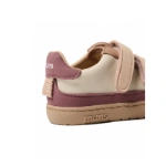 Zapatilla Muris Petra Mini Pink en crema y rosa, detalle del talón con tirador y doble velcro