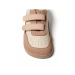 Zapatilla infantil Muris Petra Mini Pink vista desde arriba, con dos tiras de velcro rosa y pala beige perforada