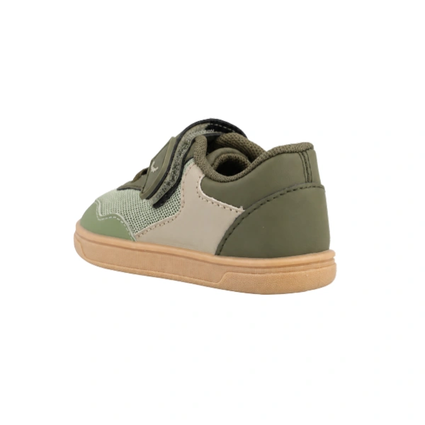 Zapatilla infantil Blanditos Platy Verde vista desde atrás, con velcro, rejilla, talón verde oliva y suela color caramelo