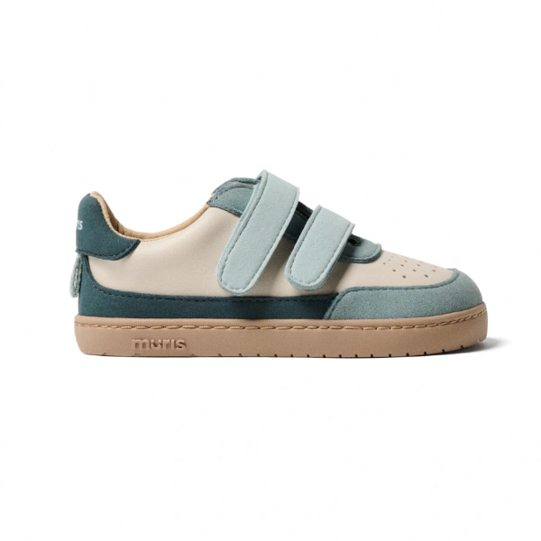 Zapatilla infantil Muris Petra Mini Steel en beige con dos velcros y detalles verde azulado, vista lateral