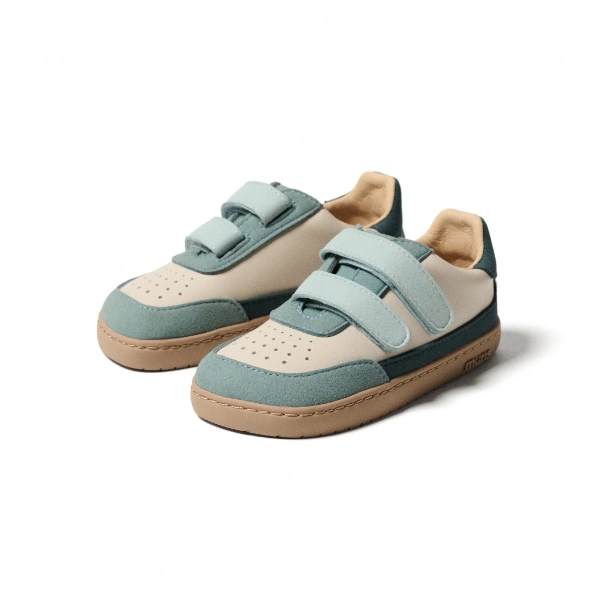 Zapatillas Muris Petra Mini Steel de velcro doble en crema y azul verdoso, con puntera perforada y suela color caramelo