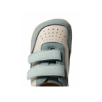 Zapatilla infantil Muris Petra Mini Steel vista desde arriba, con piel crema perforada, ante azul acero y dos velcros