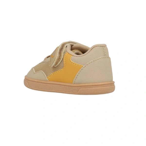 Zapatilla infantil Blanditos Platy Arena en beige y mostaza con velcro, vista trasera lateral y suela color caramelo