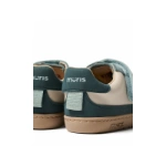 Zapatillas Muris Petra Mini Steel por detrás: talón verde azulado con logo, tirador de cinta y suela marrón claro