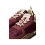 Zapatillas Muris Woman Verona Aubergine en nailon berenjena y ante, detalle de cordones beige y lengüeta con logo