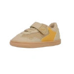 Zapatilla infantil Blanditos Platy Arena con velcro, cordones elásticos, rejilla beige y pieza mostaza, vista lateral