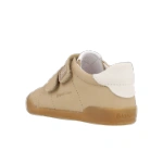 Zapatilla infantil Blanditos Londres Arena de piel con dos velcros, talón blanco y suela de caucho, vista trasera lateral
