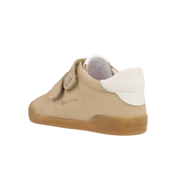 Zapatilla infantil Blanditos Londres Arena de piel con dos velcros, talón blanco y suela de caucho, vista trasera lateral