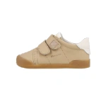 Zapatilla infantil Blanditos Londres color arena de piel con dos velcros, talón blanco y suela caramelo, vista lateral