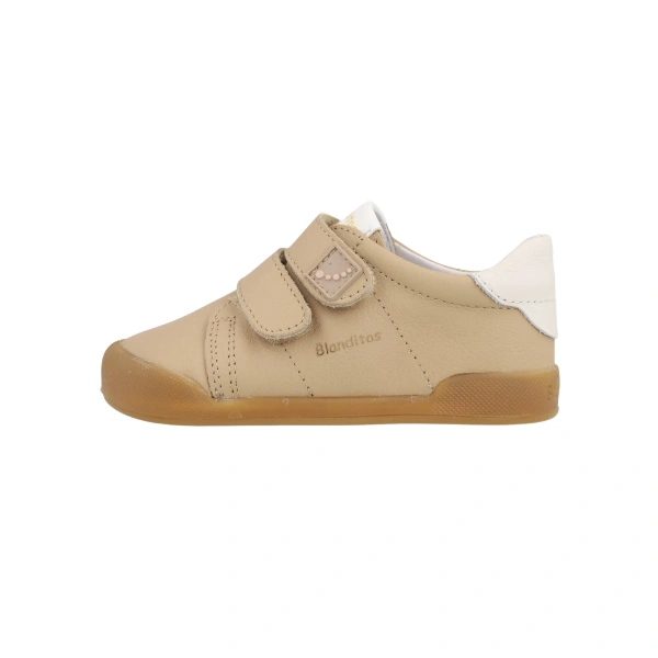 Zapatilla infantil Blanditos Londres color arena de piel con dos velcros, talón blanco y suela caramelo, vista lateral