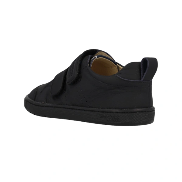 Zapatilla Blanditos Rio Cole Marino en azul marino con dos velcros, vista trasera lateral con tirador en el talón
