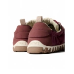 Zapatillas Muris Woman Verona Aubergine vistas desde atrás, con talón de ante berenjena, tirador beige y suela crudo