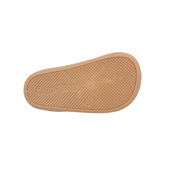 Suela de goma color caramelo del zapato infantil Blanditos Platy, con dibujo de cuadrícula y rayas y la talla 22