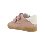 Zapatilla Blanditos Londres Rosa de piel con dos velcros, talón blanco y suela color miel, vista trasera lateral