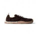 Zapatilla Muris Woman Verona marrón oscuro de lado, con empeine fruncido, cordones crudos y suela dentada beige y blanca