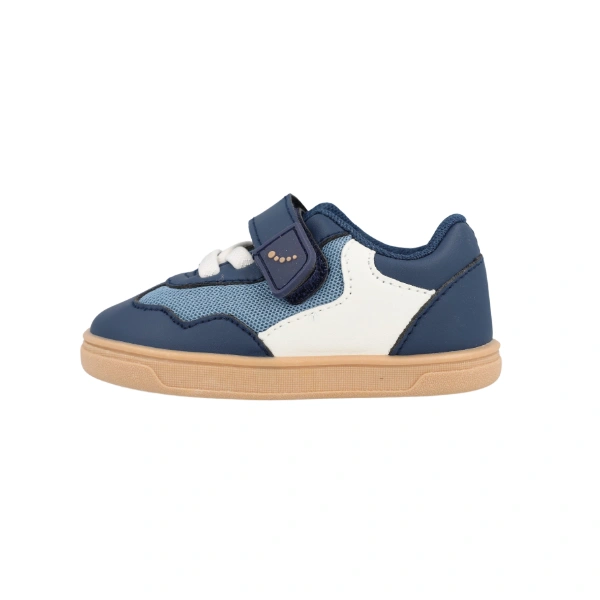 Zapatilla infantil Blanditos Platy Marino de perfil, con velcro, rejilla azul claro, pieza blanca y suela color caramelo