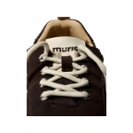Detalle de la lengüeta de la zapatilla Muris Woman Verona Dark Brown, marrón oscuro con cordones crudos y logo bordado