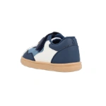 Zapatilla infantil Blanditos Platy Marino vista desde atrás, con velcro, piezas azul y blanco y suela color caramelo