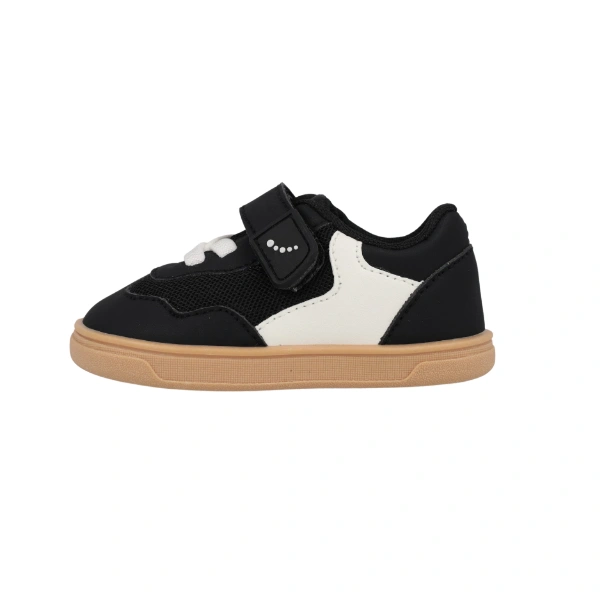 Zapatilla infantil Blanditos Platy Negro de lado, con velcro, rejilla negra, pieza blanca y suela color caramelo