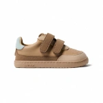 Zapatilla infantil Muris Petra Mini en color camel con dos velcros de ante marrón y talón azul claro, vista lateral