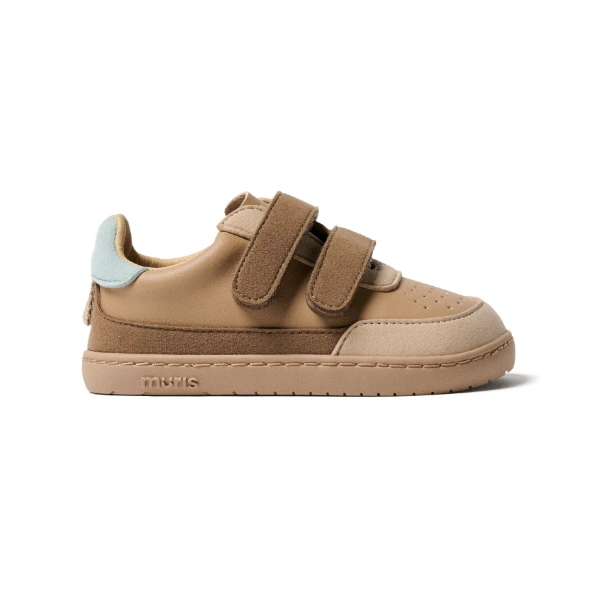 Zapatilla infantil Muris Petra Mini en color camel con dos velcros de ante marrón y talón azul claro, vista lateral