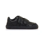 Zapatilla infantil Mustang negra con textura granulada, dos tiras de velcro y suela de goma, vista lateral