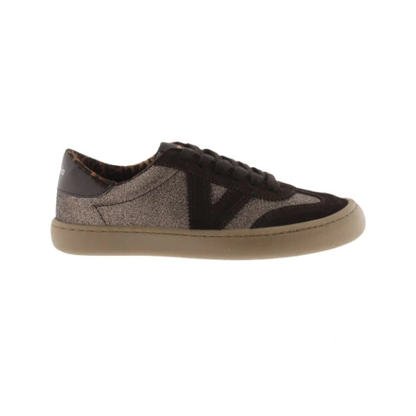 Zapatilla Victoria Olmo marrón con brillo, ante oscuro, V lateral, forro de leopardo y suela de goma color miel, de perfil