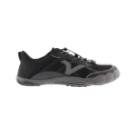 Zapatilla Victoria Terratech Mesh negra vista de lado, con rejilla transpirable, V gris y cordón elástico de ajuste rápido