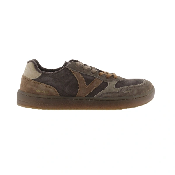 Zapatilla Victoria Olmo de serraje chocolate con la V lateral en tono camel y suela de goma, vista de perfil