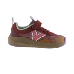 Zapatilla infantil Victoria Kai burdeos de perfil, con velcro, cordones elásticos, uve rosa y suela marrón