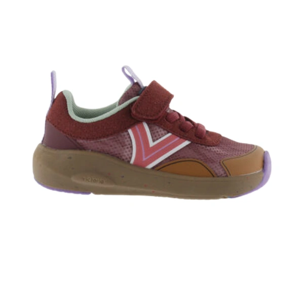 Zapatilla infantil Victoria Kai burdeos de perfil, con velcro, cordones elásticos, uve rosa y suela marrón