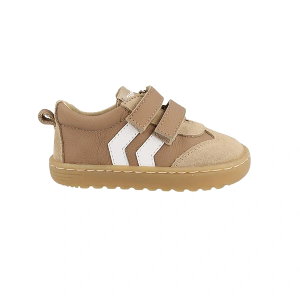 Zapatilla infantil Blanditos de piel marrón y serraje beige con dos velcros y franjas blancas, vista lateral