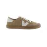 Zapatilla Victoria Olmo Beige de ante con uve blanca, cordones crudos y suela de goma marrón, vista lateral