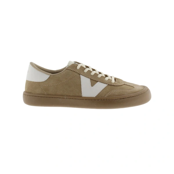 Zapatilla Victoria Olmo Beige de ante con uve blanca, cordones crudos y suela de goma marrón, vista lateral